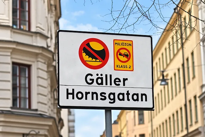 Skylt med symbolerna för dubbdäcksförbud och miljözon klass 2 och texten Gäller Hornsgatan
