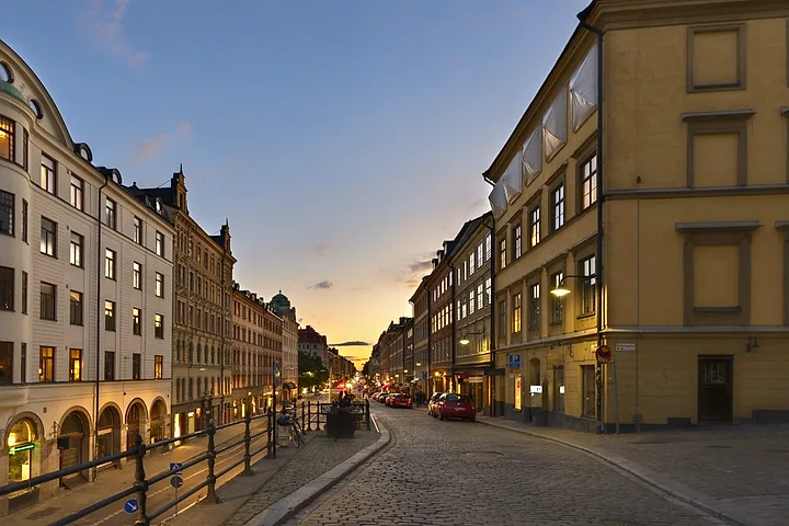 Hornsgatan i kvällsljus med kullerstensbelagd sidogata, hus på båda sidor och gatan som sträcker sig mot horisonten