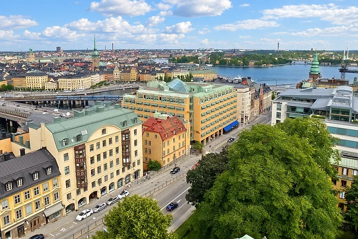 Hornsgatans östra del sedd uppifrån med bilar på gatan, hus längs gatan och Gamla stan i bakgrunden
