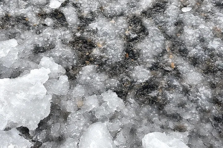 Snöslask och isbitar på asfalt
