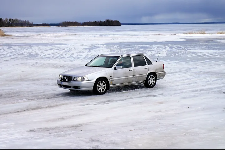 Silverfärgad Volvo S70 som kör på en isbelagd sjö