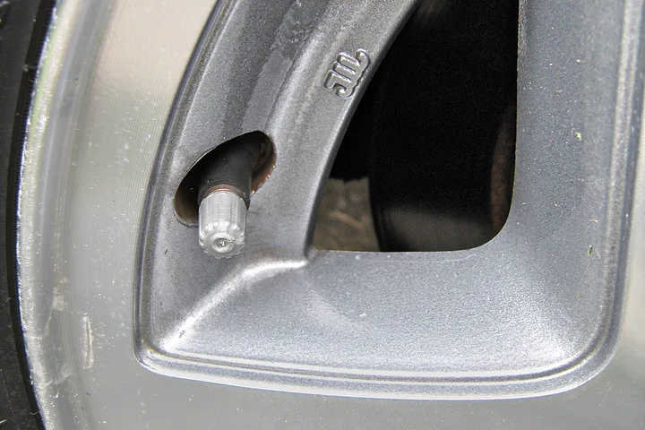 Ventil med ventilhatt på en aluminiumfälg