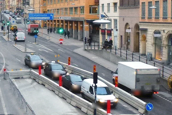 Bilar i kö på Hornsgatan sedd uppifrån, med vägarbete och betongbarriärer i mitten